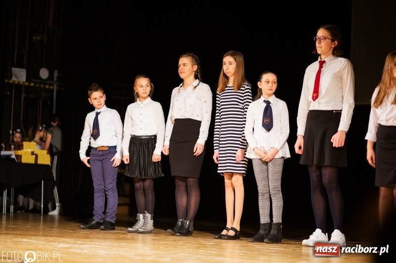 Zdjęcie w galerii na portalu naszraciborz.pl: Prezydent wręczył uczniom raciborskich szkół stypendia za wyniki w nauce wiadomości z regionu