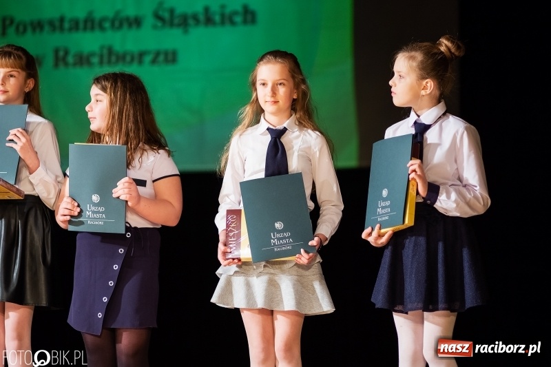 Zdjęcie w galerii na portalu naszraciborz.pl: Prezydent wręczył uczniom raciborskich szkół stypendia za wyniki w nauce wiadomości z regionu