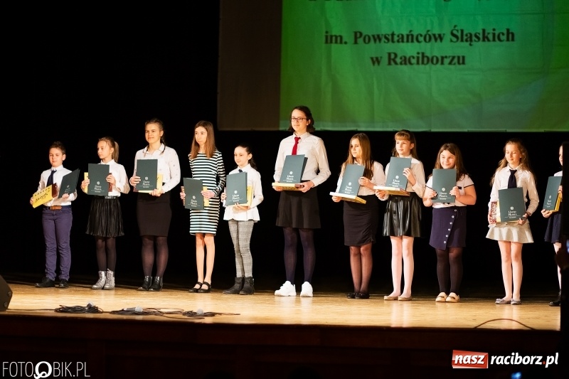 Zdjęcie w galerii na portalu naszraciborz.pl: Prezydent wręczył uczniom raciborskich szkół stypendia za wyniki w nauce wiadomości z regionu