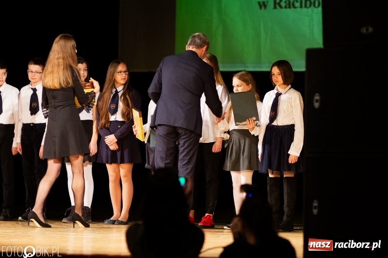 Zdjęcie w galerii na portalu naszraciborz.pl: Prezydent wręczył uczniom raciborskich szkół stypendia za wyniki w nauce wiadomości z regionu