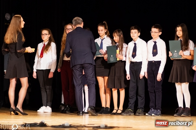 Zdjęcie w galerii na portalu naszraciborz.pl: Prezydent wręczył uczniom raciborskich szkół stypendia za wyniki w nauce wiadomości z regionu