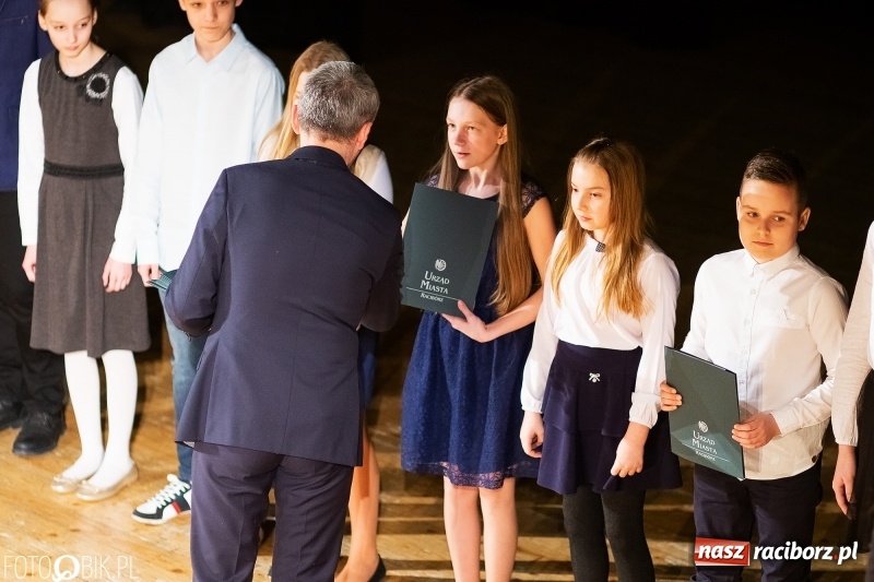 Zdjęcie w galerii na portalu naszraciborz.pl: Prezydent wręczył uczniom raciborskich szkół stypendia za wyniki w nauce wiadomości z regionu