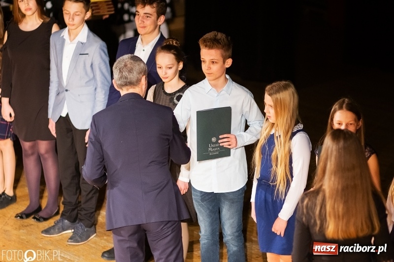 Zdjęcie w galerii na portalu naszraciborz.pl: Prezydent wręczył uczniom raciborskich szkół stypendia za wyniki w nauce wiadomości z regionu