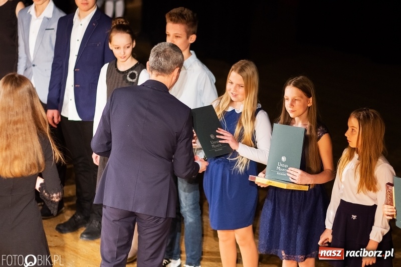 Zdjęcie w galerii na portalu naszraciborz.pl: Prezydent wręczył uczniom raciborskich szkół stypendia za wyniki w nauce wiadomości z regionu