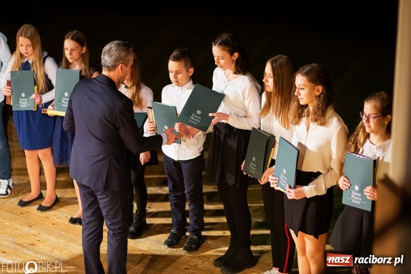 Zdjęcie w galerii na portalu naszraciborz.pl: Prezydent wręczył uczniom raciborskich szkół stypendia za wyniki w nauce wiadomości z regionu