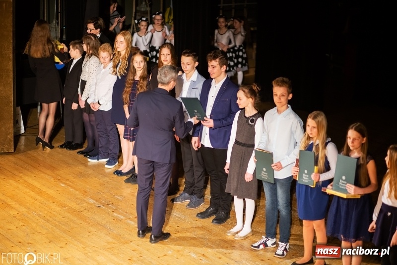 Zdjęcie w galerii na portalu naszraciborz.pl: Prezydent wręczył uczniom raciborskich szkół stypendia za wyniki w nauce wiadomości z regionu