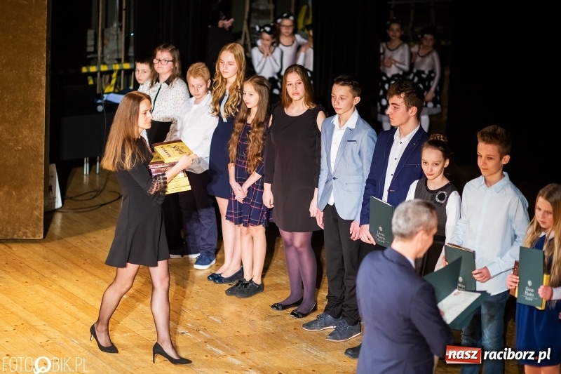 Zdjęcie w galerii na portalu naszraciborz.pl: Prezydent wręczył uczniom raciborskich szkół stypendia za wyniki w nauce wiadomości z regionu
