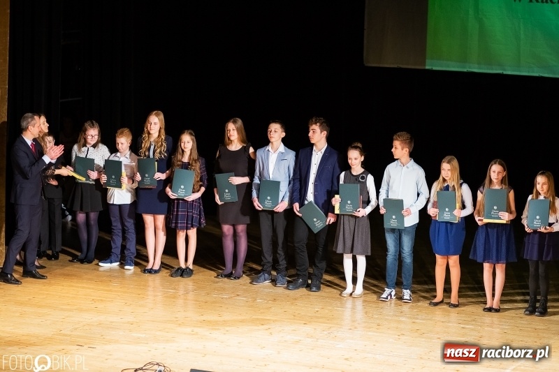 Zdjęcie w galerii na portalu naszraciborz.pl: Prezydent wręczył uczniom raciborskich szkół stypendia za wyniki w nauce wiadomości z regionu