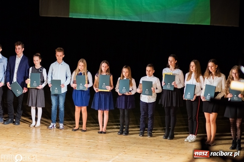 Zdjęcie w galerii na portalu naszraciborz.pl: Prezydent wręczył uczniom raciborskich szkół stypendia za wyniki w nauce wiadomości z regionu