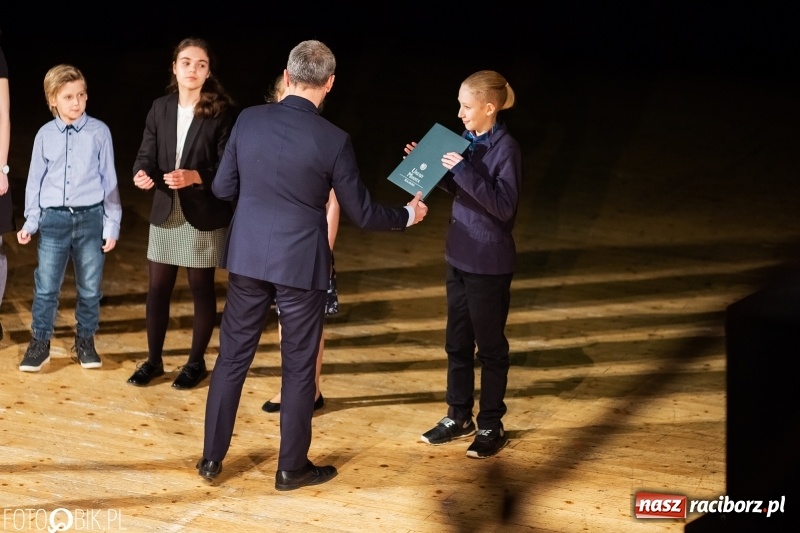 Zdjęcie w galerii na portalu naszraciborz.pl: Prezydent wręczył uczniom raciborskich szkół stypendia za wyniki w nauce wiadomości z regionu