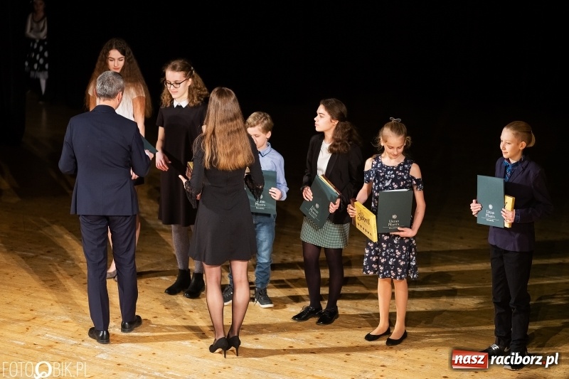 Zdjęcie w galerii na portalu naszraciborz.pl: Prezydent wręczył uczniom raciborskich szkół stypendia za wyniki w nauce wiadomości z regionu