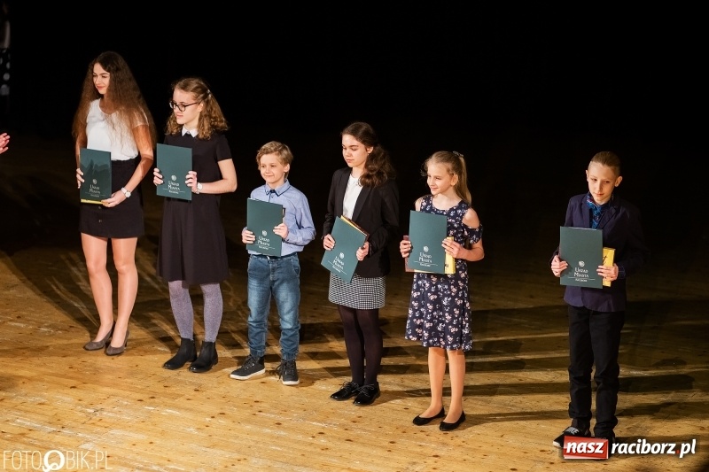 Zdjęcie w galerii na portalu naszraciborz.pl: Prezydent wręczył uczniom raciborskich szkół stypendia za wyniki w nauce wiadomości z regionu