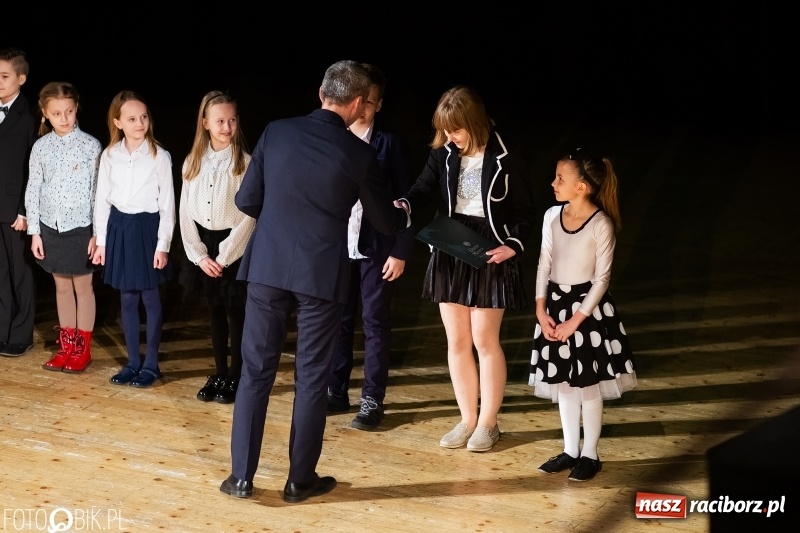 Zdjęcie w galerii na portalu naszraciborz.pl: Prezydent wręczył uczniom raciborskich szkół stypendia za wyniki w nauce wiadomości z regionu