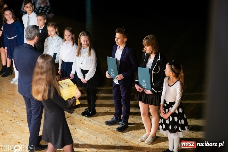 Zdjęcie w galerii na portalu naszraciborz.pl: Prezydent wręczył uczniom raciborskich szkół stypendia za wyniki w nauce wiadomości z regionu