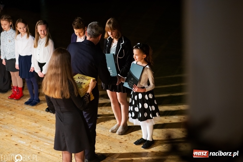 Zdjęcie w galerii na portalu naszraciborz.pl: Prezydent wręczył uczniom raciborskich szkół stypendia za wyniki w nauce wiadomości z regionu