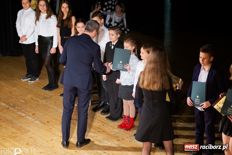 Zdjęcie w galerii na portalu naszraciborz.pl: Prezydent wręczył uczniom raciborskich szkół stypendia za wyniki w nauce wiadomości z regionu