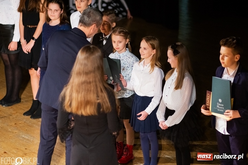 Zdjęcie w galerii na portalu naszraciborz.pl: Prezydent wręczył uczniom raciborskich szkół stypendia za wyniki w nauce wiadomości z regionu