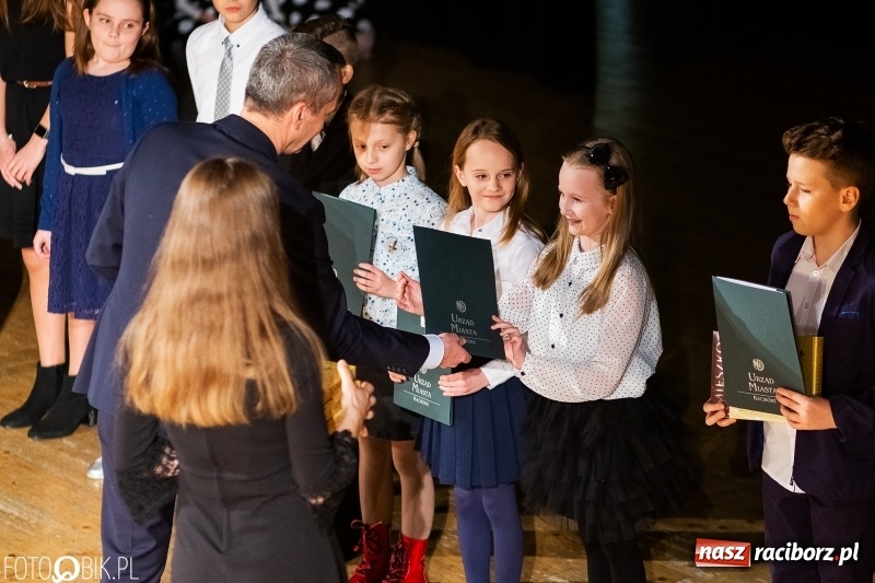 Zdjęcie w galerii na portalu naszraciborz.pl: Prezydent wręczył uczniom raciborskich szkół stypendia za wyniki w nauce wiadomości z regionu