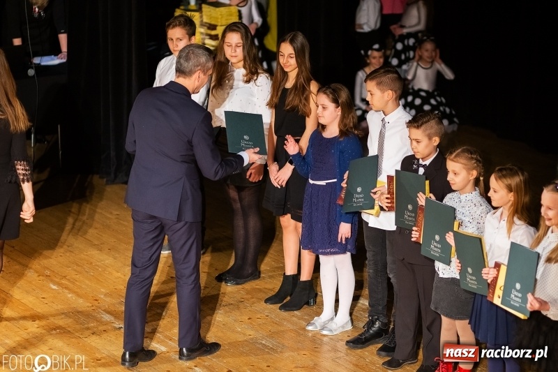 Zdjęcie w galerii na portalu naszraciborz.pl: Prezydent wręczył uczniom raciborskich szkół stypendia za wyniki w nauce wiadomości z regionu