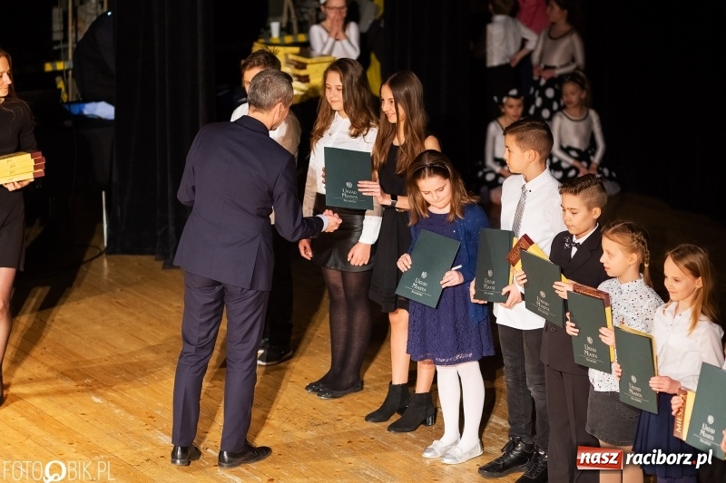 Zdjęcie w galerii na portalu naszraciborz.pl: Prezydent wręczył uczniom raciborskich szkół stypendia za wyniki w nauce wiadomości z regionu