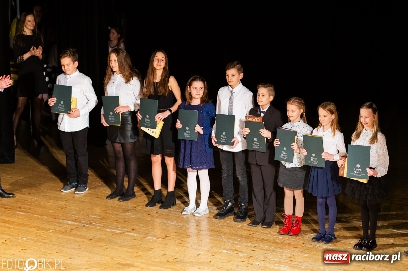 Zdjęcie w galerii na portalu naszraciborz.pl: Prezydent wręczył uczniom raciborskich szkół stypendia za wyniki w nauce wiadomości z regionu