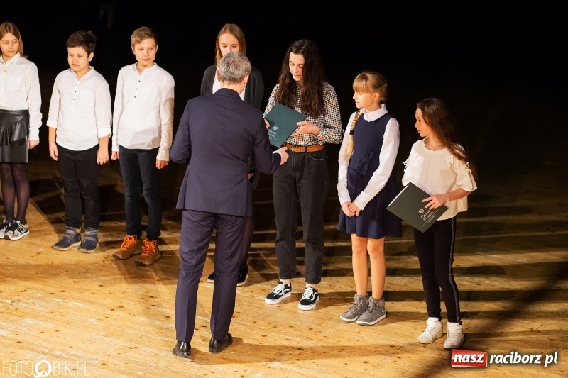 Zdjęcie w galerii na portalu naszraciborz.pl: Prezydent wręczył uczniom raciborskich szkół stypendia za wyniki w nauce wiadomości z regionu