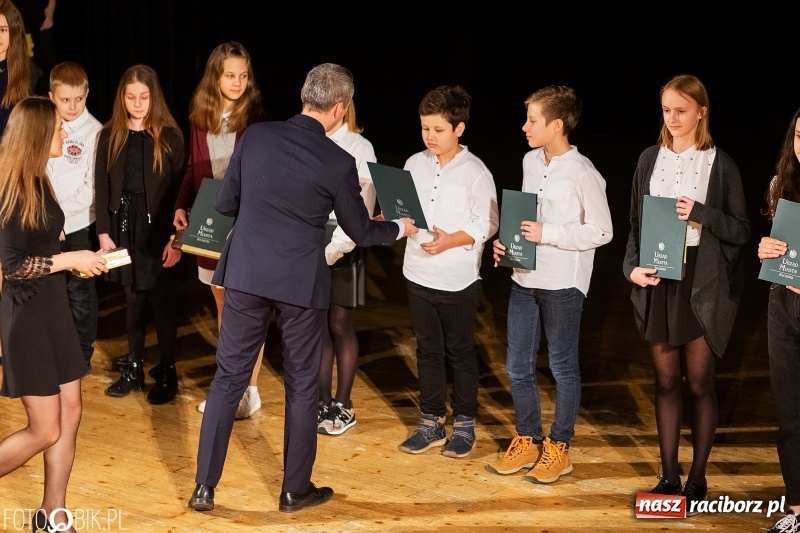 Zdjęcie w galerii na portalu naszraciborz.pl: Prezydent wręczył uczniom raciborskich szkół stypendia za wyniki w nauce wiadomości z regionu