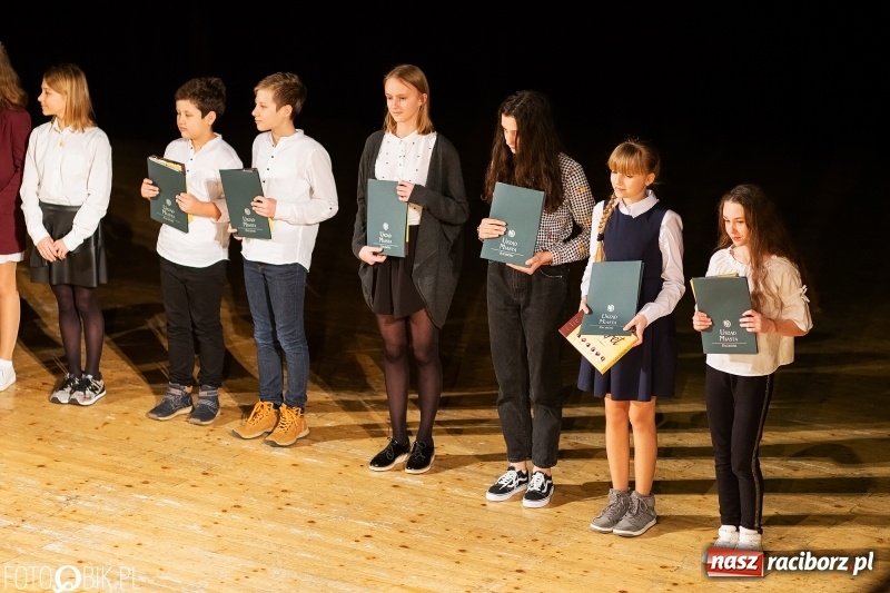 Zdjęcie w galerii na portalu naszraciborz.pl: Prezydent wręczył uczniom raciborskich szkół stypendia za wyniki w nauce wiadomości z regionu