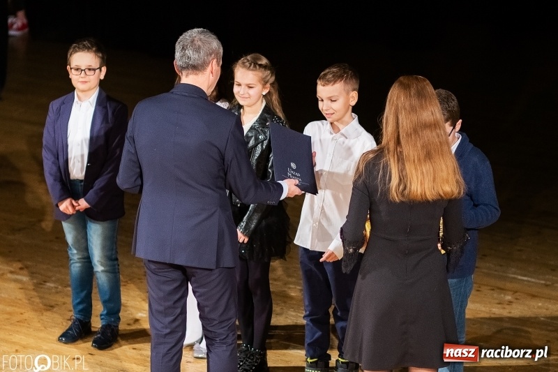 Zdjęcie w galerii na portalu naszraciborz.pl: Prezydent wręczył uczniom raciborskich szkół stypendia za wyniki w nauce wiadomości z regionu