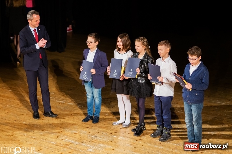 Zdjęcie w galerii na portalu naszraciborz.pl: Prezydent wręczył uczniom raciborskich szkół stypendia za wyniki w nauce wiadomości z regionu