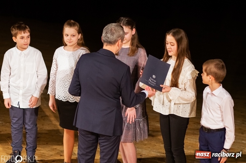 Zdjęcie w galerii na portalu naszraciborz.pl: Prezydent wręczył uczniom raciborskich szkół stypendia za wyniki w nauce wiadomości z regionu