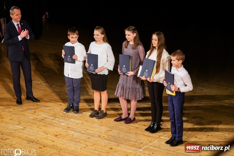 Zdjęcie w galerii na portalu naszraciborz.pl: Prezydent wręczył uczniom raciborskich szkół stypendia za wyniki w nauce wiadomości z regionu
