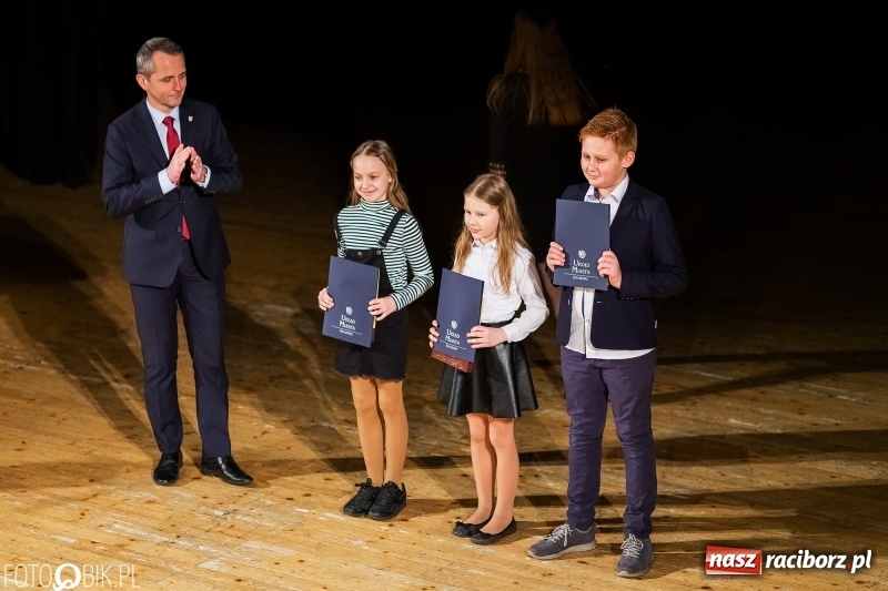 Zdjęcie w galerii na portalu naszraciborz.pl: Prezydent wręczył uczniom raciborskich szkół stypendia za wyniki w nauce wiadomości z regionu