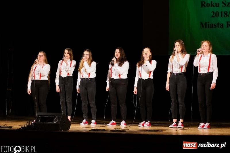 Zdjęcie w galerii na portalu naszraciborz.pl: Prezydent wręczył uczniom raciborskich szkół stypendia za wyniki w nauce wiadomości z regionu