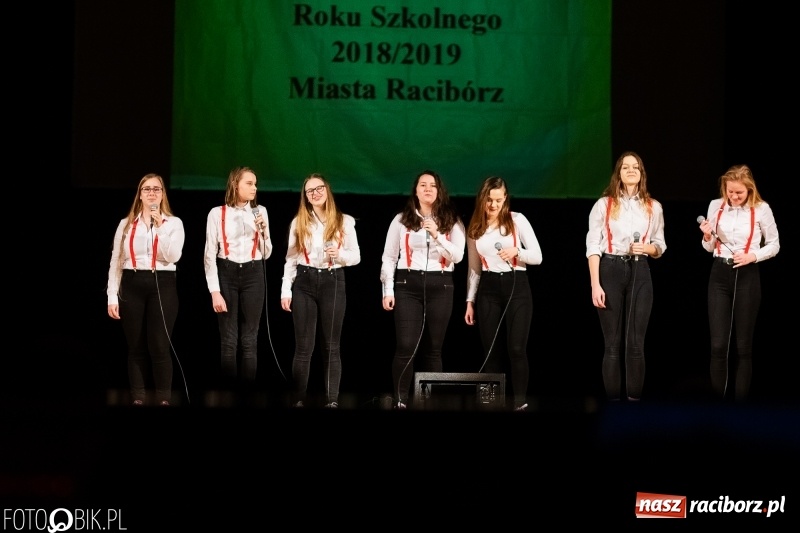 Zdjęcie w galerii na portalu naszraciborz.pl: Prezydent wręczył uczniom raciborskich szkół stypendia za wyniki w nauce wiadomości z regionu