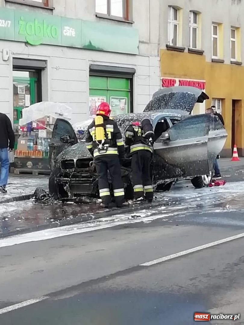 Zdjęcie w galerii na portalu naszraciborz.pl: BMW X6 stanęło w płomieniach  wiadomości z regionu