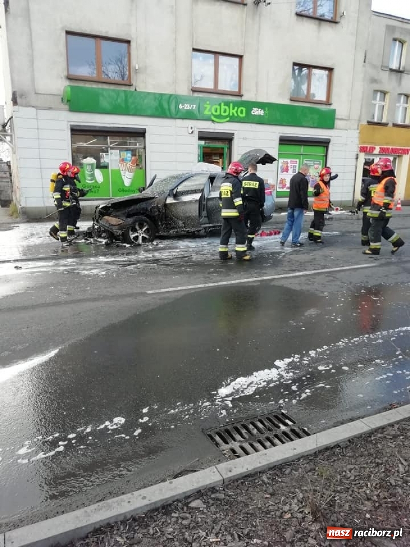 Zdjęcie w galerii na portalu naszraciborz.pl: BMW X6 stanęło w płomieniach  wiadomości z regionu