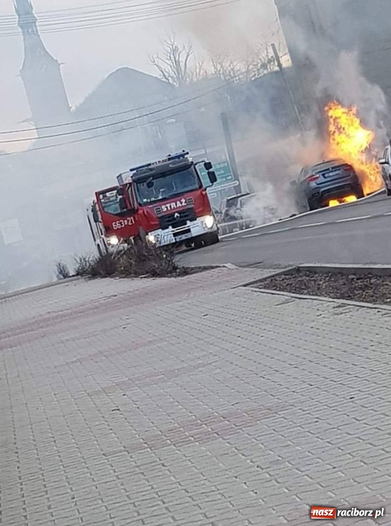 Zdjęcie w galerii na portalu naszraciborz.pl: BMW X6 stanęło w płomieniach  wiadomości z regionu