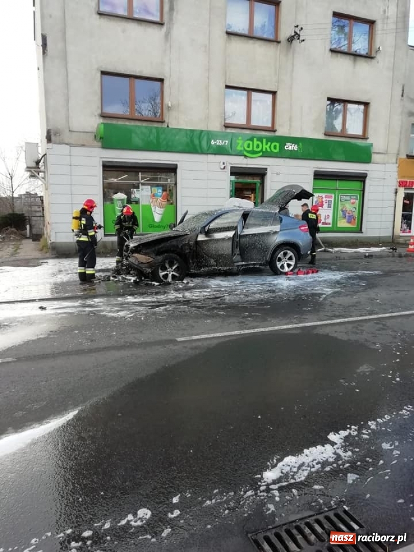 Zdjęcie w galerii na portalu naszraciborz.pl: BMW X6 stanęło w płomieniach  wiadomości z regionu