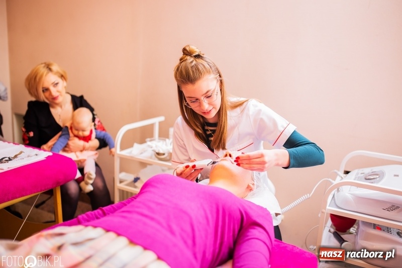 Zdjęcie w galerii na portalu naszraciborz.pl: Manicure w średniowiecznych murach, czyli III Raciborskie Dni Urody wiadomości z regionu