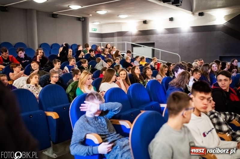 Zdjęcie w galerii na portalu naszraciborz.pl: Kwiaty i czeki dla raciborskiej mistrzyni. Władze gratulowały, młodzież pytała wiadomości z regionu