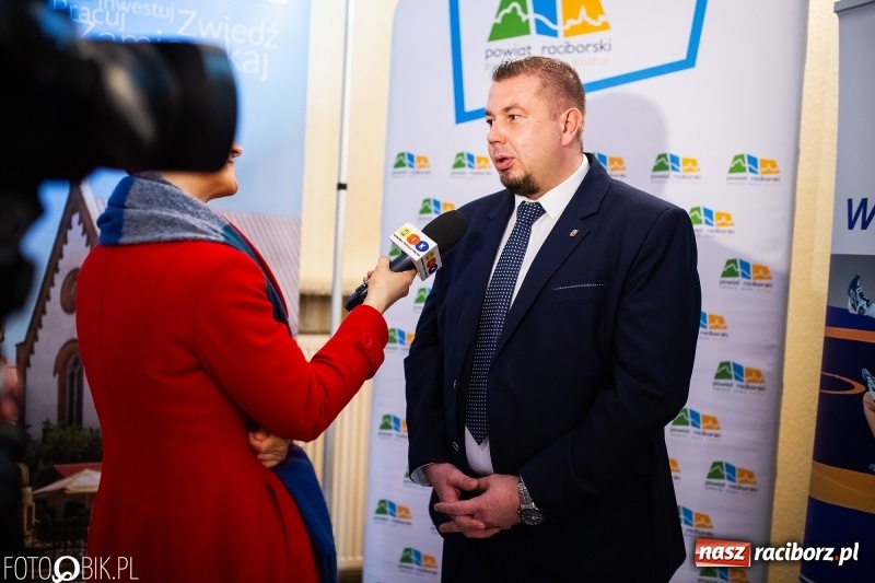 Zdjęcie w galerii na portalu naszraciborz.pl: Kwiaty i czeki dla raciborskiej mistrzyni. Władze gratulowały, młodzież pytała wiadomości z regionu