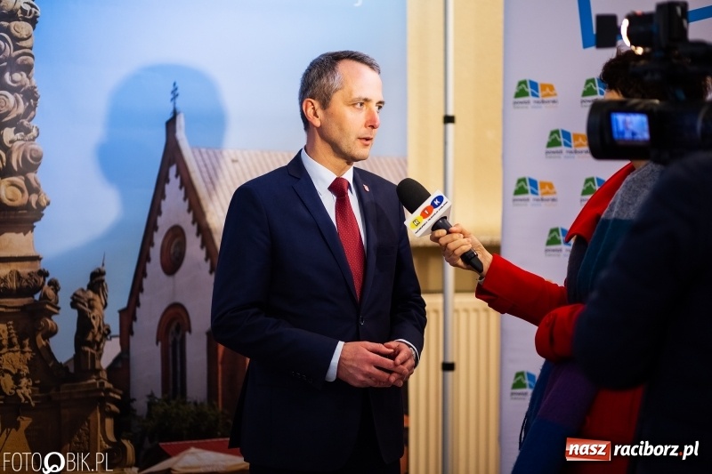 Zdjęcie w galerii na portalu naszraciborz.pl: Kwiaty i czeki dla raciborskiej mistrzyni. Władze gratulowały, młodzież pytała wiadomości z regionu