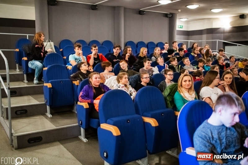 Zdjęcie w galerii na portalu naszraciborz.pl: Kwiaty i czeki dla raciborskiej mistrzyni. Władze gratulowały, młodzież pytała wiadomości z regionu