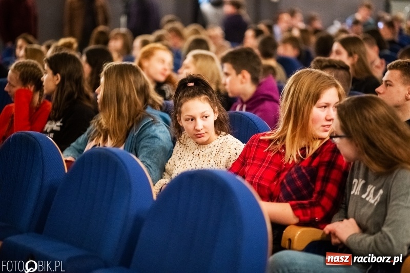 Zdjęcie w galerii na portalu naszraciborz.pl: Kwiaty i czeki dla raciborskiej mistrzyni. Władze gratulowały, młodzież pytała wiadomości z regionu