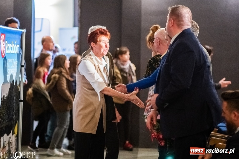 Zdjęcie w galerii na portalu naszraciborz.pl: Kwiaty i czeki dla raciborskiej mistrzyni. Władze gratulowały, młodzież pytała wiadomości z regionu