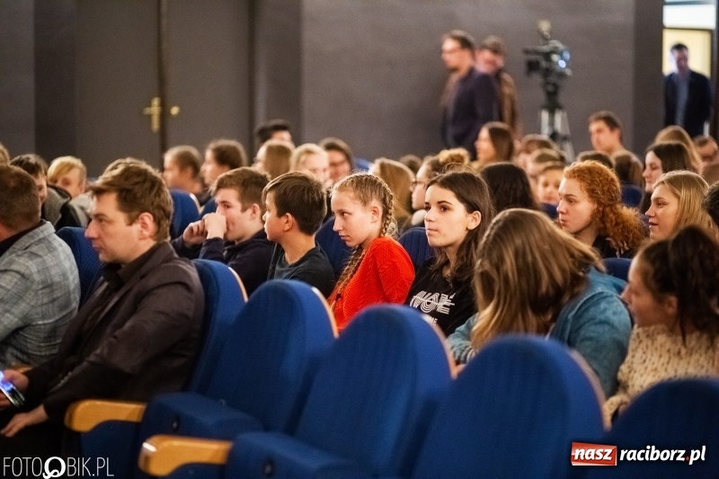 Zdjęcie w galerii na portalu naszraciborz.pl: Kwiaty i czeki dla raciborskiej mistrzyni. Władze gratulowały, młodzież pytała wiadomości z regionu