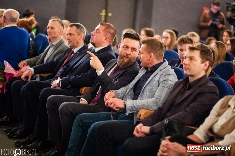 Zdjęcie w galerii na portalu naszraciborz.pl: Kwiaty i czeki dla raciborskiej mistrzyni. Władze gratulowały, młodzież pytała wiadomości z regionu