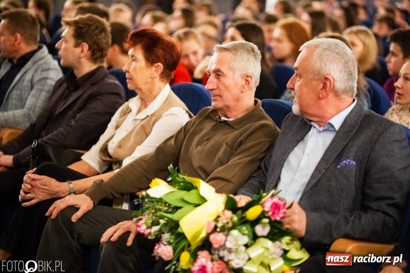 Zdjęcie w galerii na portalu naszraciborz.pl: Kwiaty i czeki dla raciborskiej mistrzyni. Władze gratulowały, młodzież pytała wiadomości z regionu
