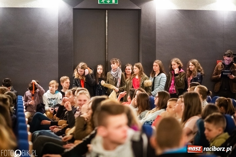 Zdjęcie w galerii na portalu naszraciborz.pl: Kwiaty i czeki dla raciborskiej mistrzyni. Władze gratulowały, młodzież pytała wiadomości z regionu